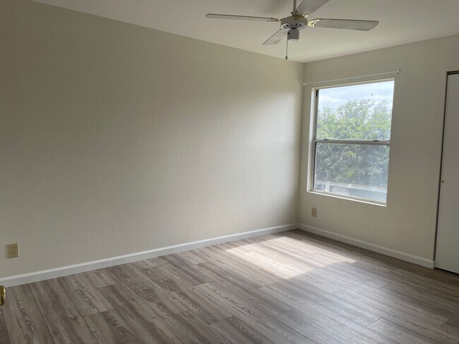 Building Photo - Bello, Erik