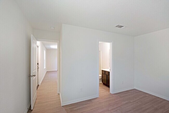 Building Photo - 2915 Bourland St