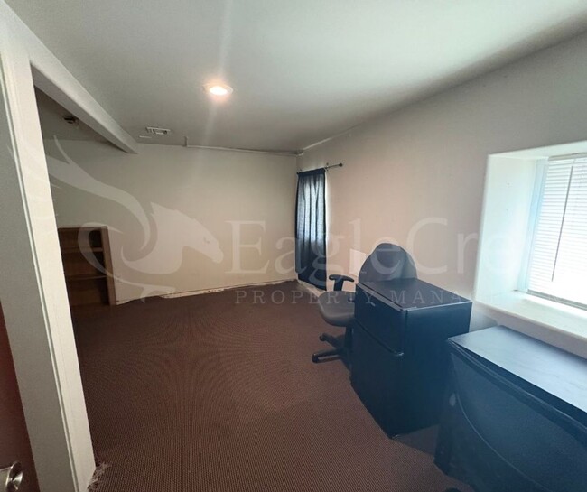 Building Photo - Large 8-Bedroom Home Across from Whitman College – Lawn Care Included