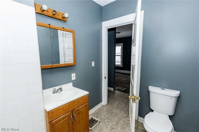 Building Photo - 2142 W 105th St