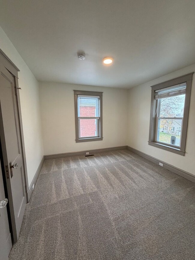 Building Photo - 584 W Main St