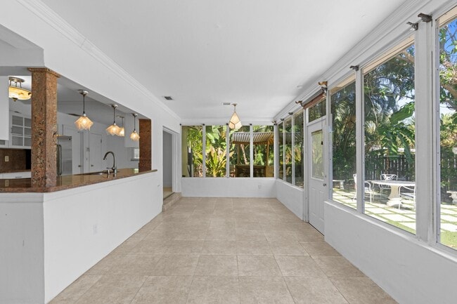 Building Photo - 899 NW 6th Dr