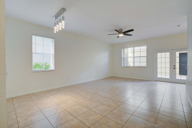 Building Photo - 158 W Thatch Palm Cir