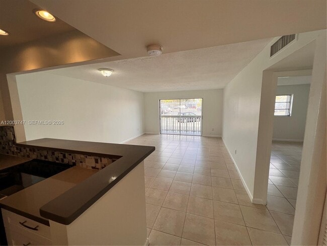 Building Photo - 15221 NE 6th Ave