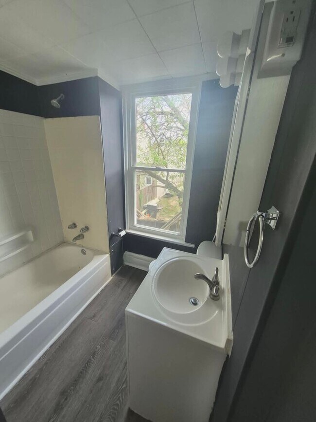 Building Photo - 417 Emma St