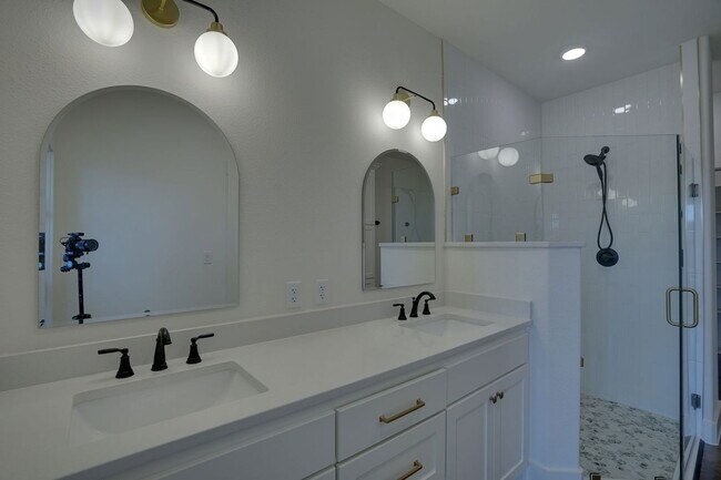 Building Photo - 302 Red Bird Ln