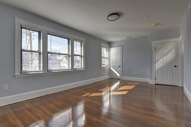 Building Photo - 9 Elm Ave