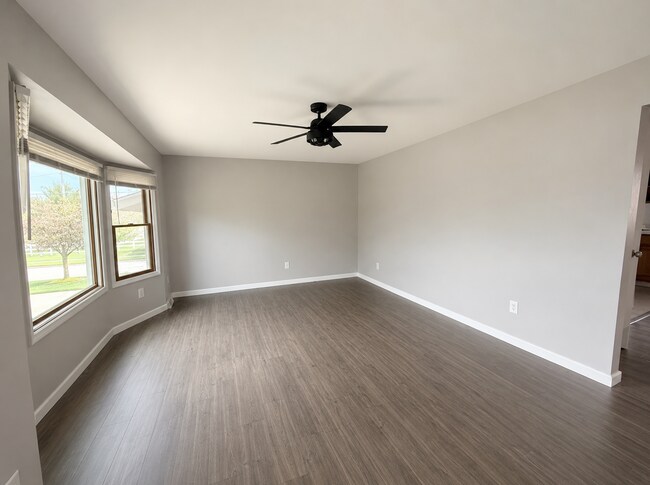Building Photo - 3 Bed 1.5 Bath home **Available Now***