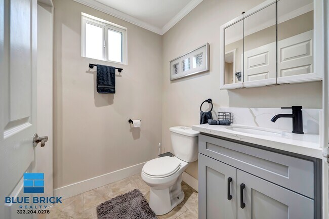 Building Photo - 5843 Vanalden Ave