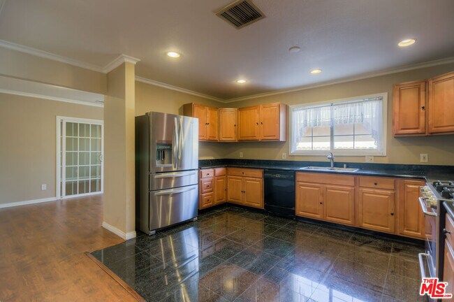 Building Photo - 5415 Fallbrook Ave