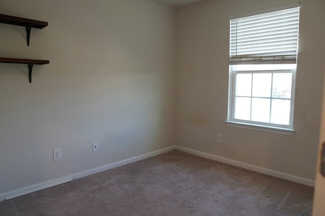 Building Photo - 417 Cross Country Way