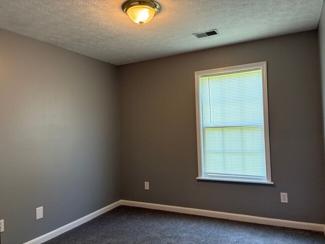 Building Photo - 102 Sparrow Ct