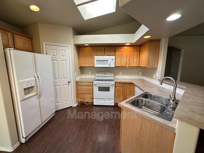 Building Photo - 16538 Sadie Ave