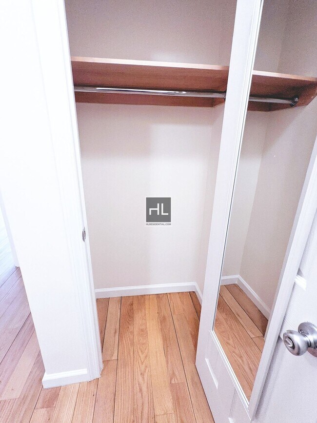 Building Photo - NO FEE Studio on Upper East Side! Won't St...