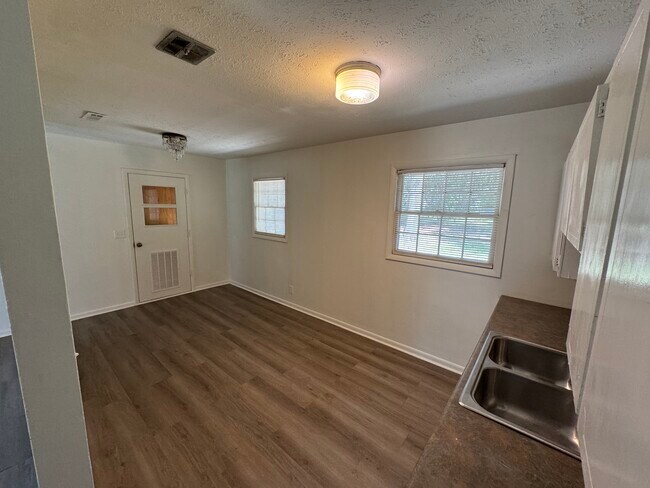 Building Photo - 1204 Fairlane Dr