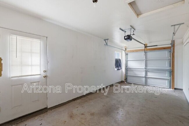 Building Photo - 4640 E Oak St
