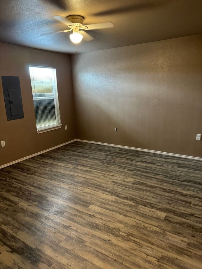 Building Photo - Fenced Backyard Garage *sec 8 approved*