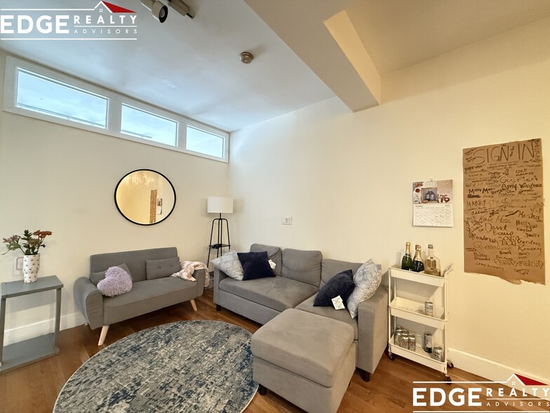 Building Photo - 62 Egmont St