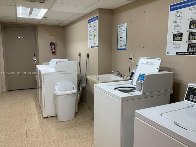 Building Photo - 1470 NE 123rd St