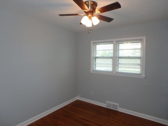 Building Photo - Adorable 3 Bedroom Home!