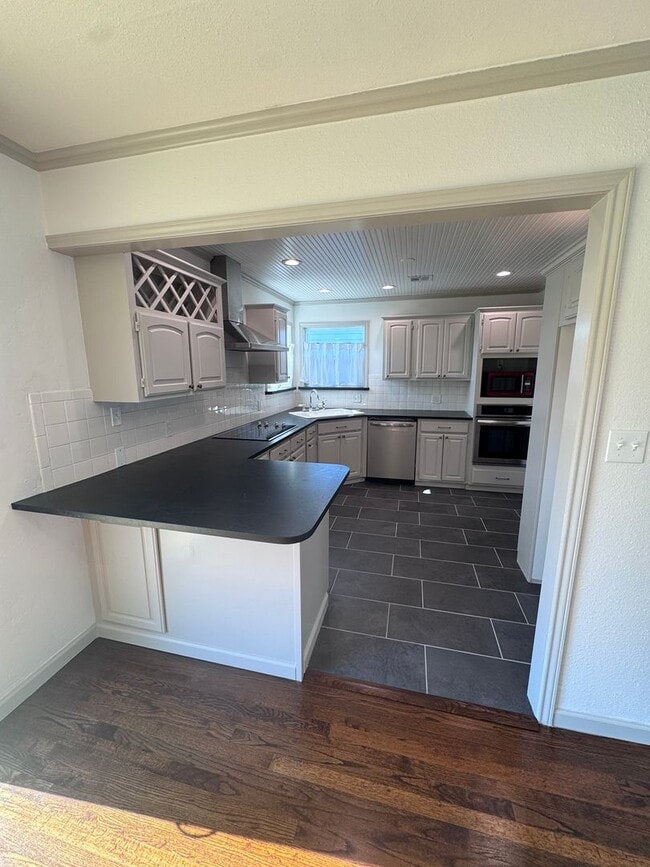 Building Photo - Updated Midtown Bungalow Charmer! 2 Bed 1 ...