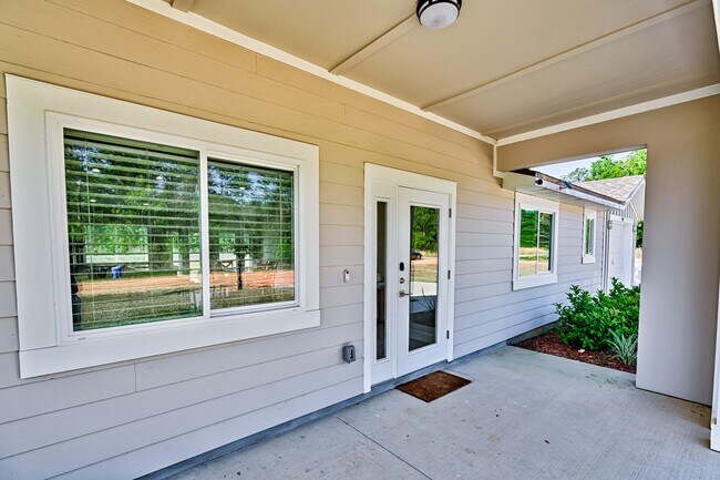 Building Photo - 3 MONTHS FREE RENT! 3/2 in Hawthorne
