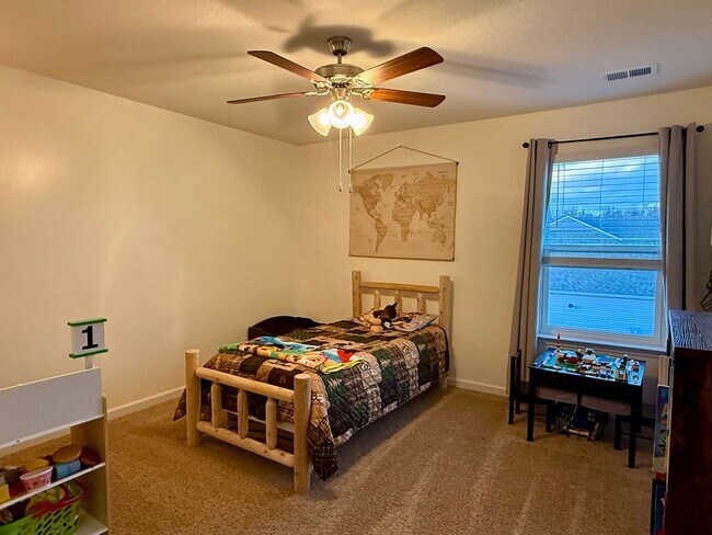 Building Photo - Beautiful 4 bedroom 2.5 bath home located in the Cliffs subdivision!