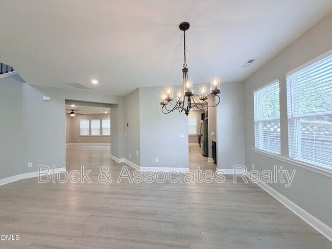 Building Photo - 504 Eno Dr