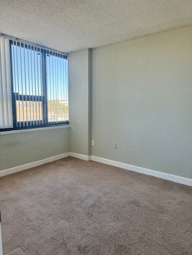 Building Photo - wh912