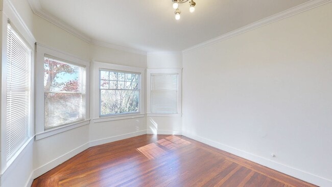 Building Photo - 1925 Charming Oakland Duplex!