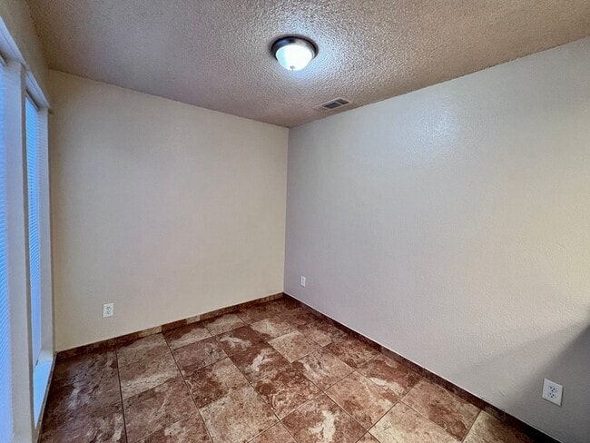 Building Photo - $1,595 Shields & Fowler, 3 Bedroom - E. Shields Ave #118, Fresno / Gated Community