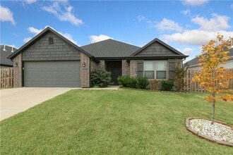 Building Photo - 1041 Lakeview Dr