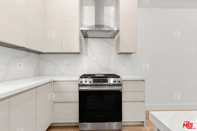 Building Photo - 1541 1/2 Hi Point St