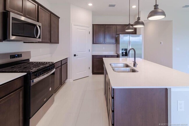 Building Photo - 861 SE Courances Dr