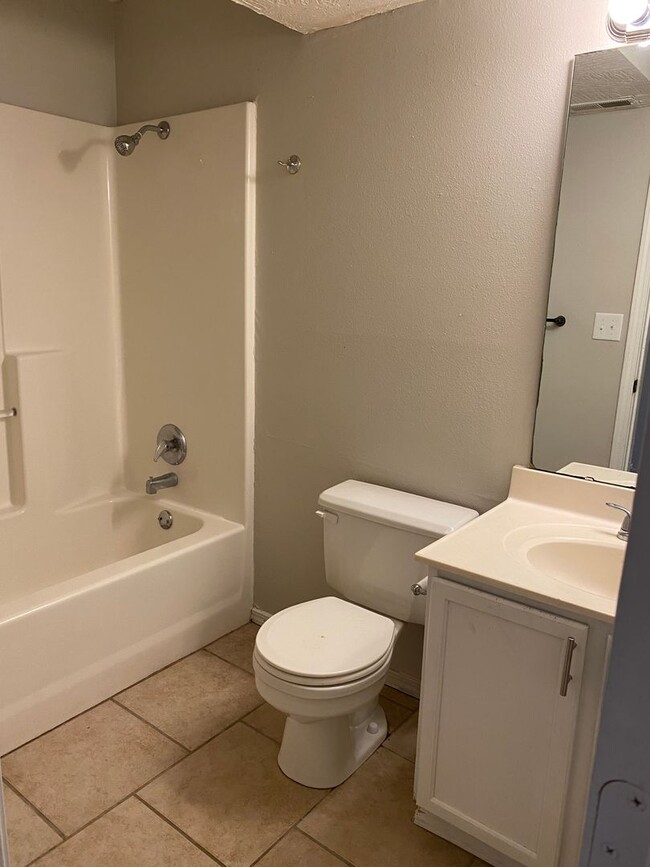 Building Photo - 5 Bedroom/3 bathroom house