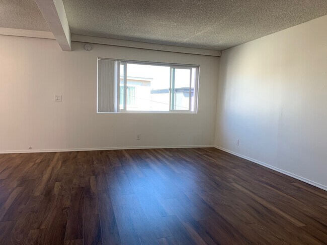 Building Photo - 206