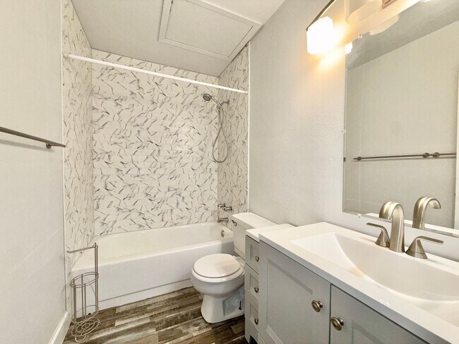 Building Photo - 7618 Lexington Manor Dr