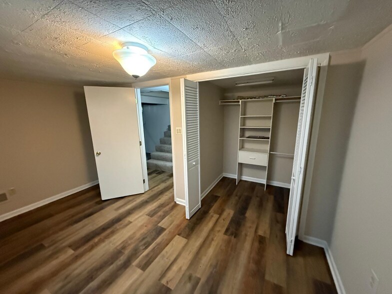 Building Photo - 555 Kirkwood Dr