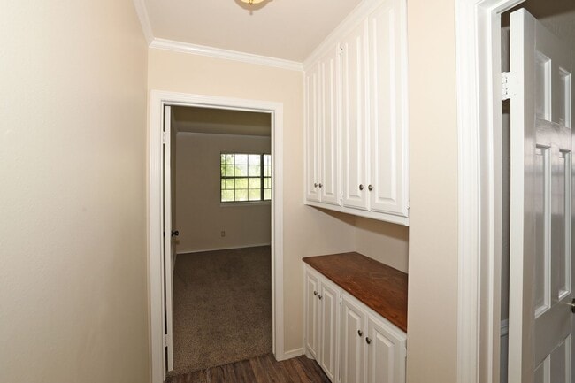 Building Photo - Spacious Canyon Home