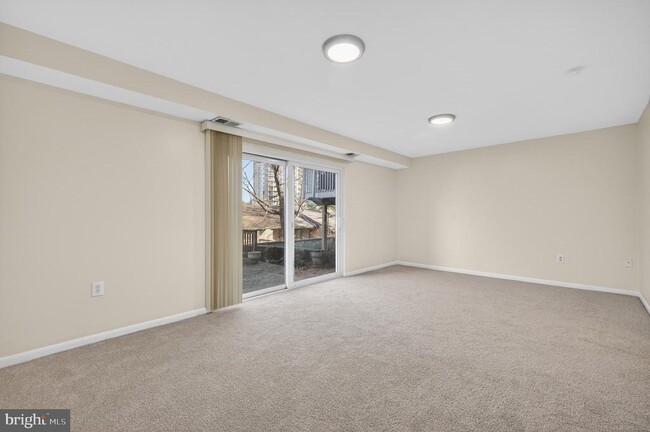 Building Photo - 9250 Three Oaks Dr