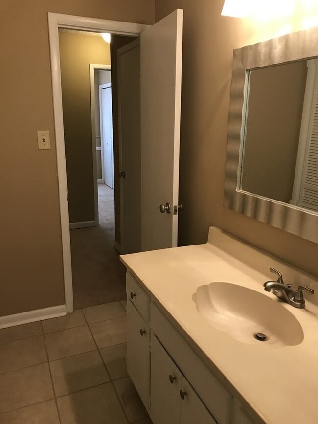 Building Photo - 3 bed 2 bath home for rent