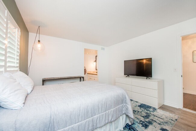 Building Photo - Costa Mesa Newport Heights Stunner!