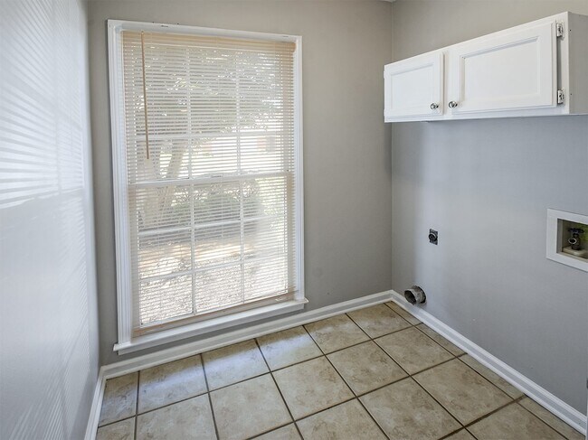 Building Photo - Pretty 4 bed, 2.5 bath home with wonderful...