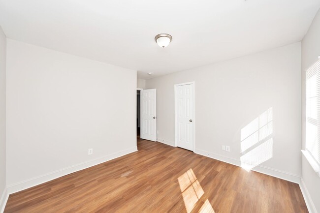 Building Photo - Beautifully Renovated 3BR/2BA home on King St!