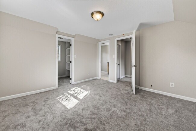 Building Photo - 1065 Lindenwood Ave