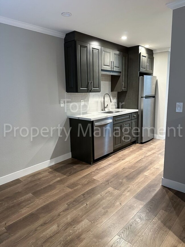 Building Photo - Meticulously renovated 2 Bd/1 Ba, 889 sf, ...
