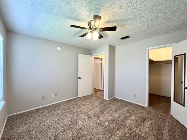 Building Photo - 400 South Town #105 - 2 bedroom Condo -POO...