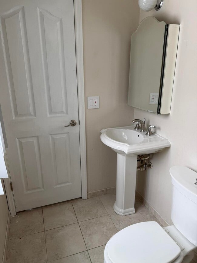 Building Photo - 3550 Kings Point Dr