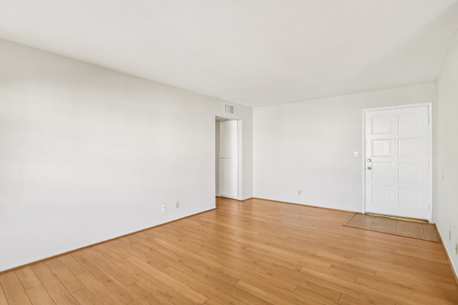 Building Photo - 700 E Cedar Ave