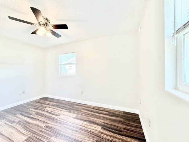 Building Photo - 1221 Jewel Ave